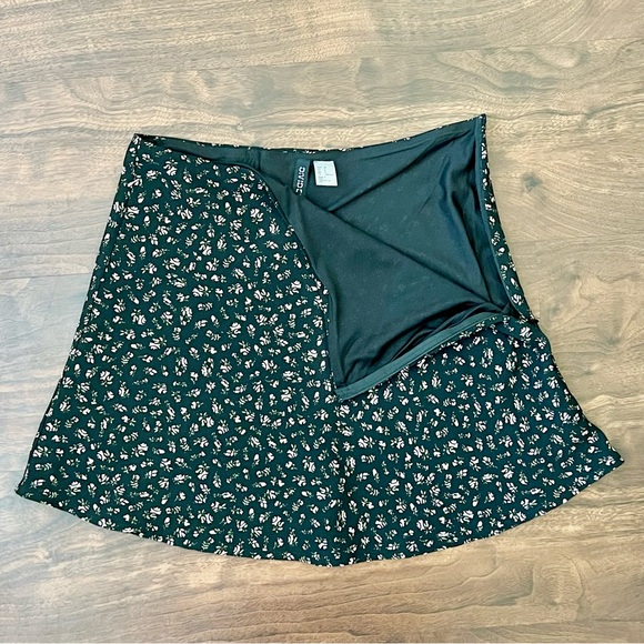 H&M Divided Black & White Lined Floral Mini Flowy Skirt Women's Size 6 - Picture 4 of 10